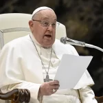 El papa Francisco mejora y deja el peligro inminente tras su hospitalización